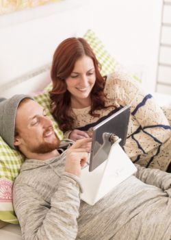 freihändig Fernsehen mit dem Tablet-Ständer