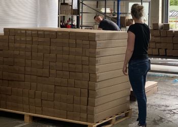 Plexiglas®-Regalstopper in EInzelverpackung