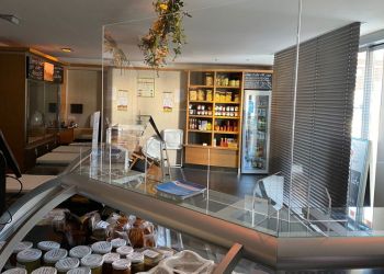 Spuckschutzscheibe aus Acryl im Lebensmittelhandel