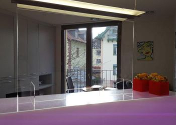 Spuckschutzscheibe aus Acryl in der Arztpraxis