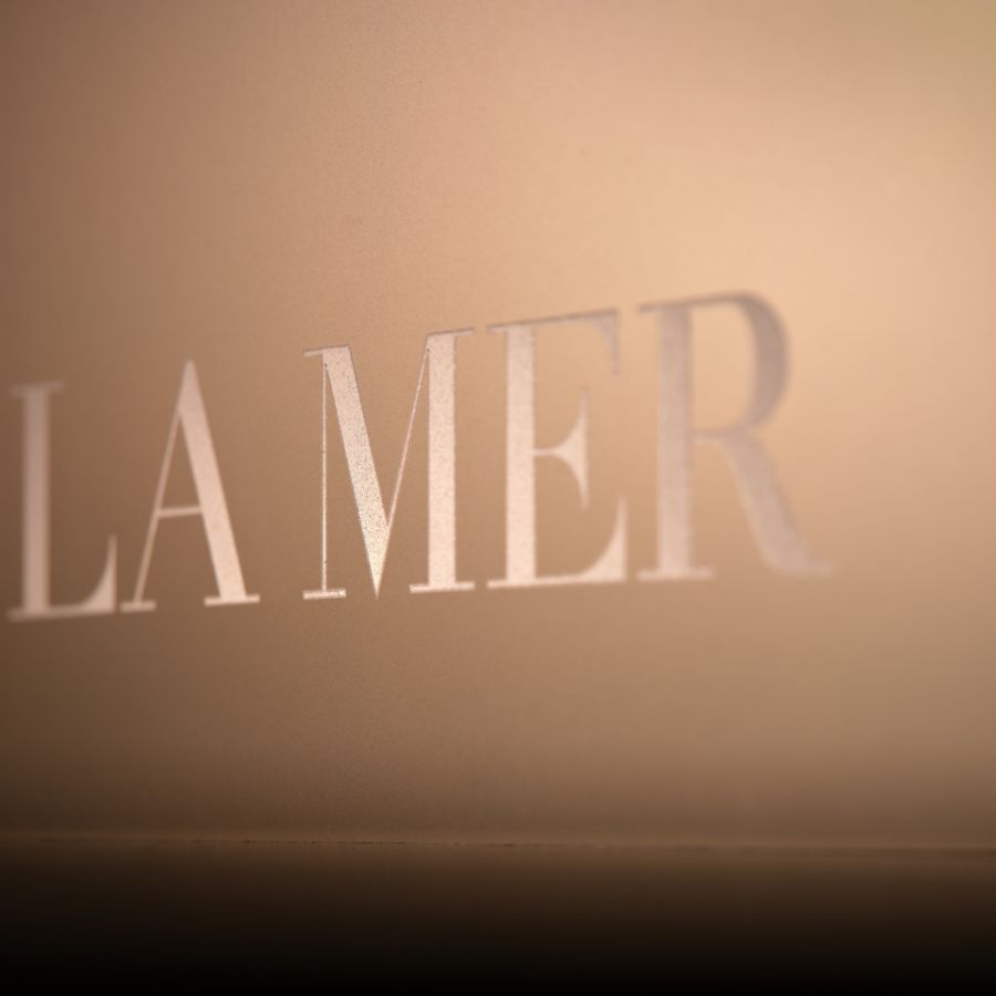 Design-Lackierung metallic champagner auf Acrylglas mit Lasergravur