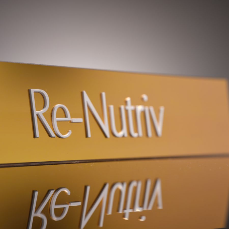 Acrylglas -Buchstaben auf Acrylglas mit Designoberfläche Highgloss Gold