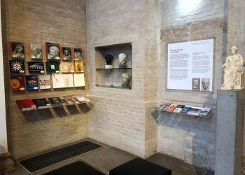 Plexiglas Buchregale Staatliche Antikensammlungen München