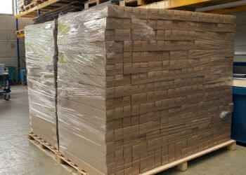 Plexiglas®-Regalschienen im Lager