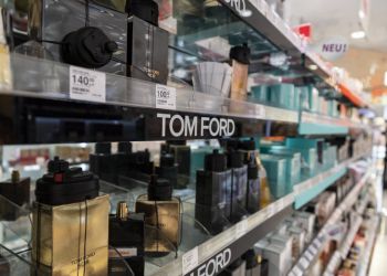 Plexiglas®-Regalschienen für Tom Ford