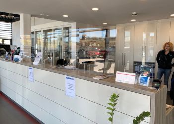 Spuckschutzscheibe aus Acryl in der KFZ-Werkstatt 