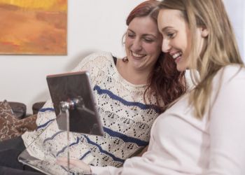 gemeinsamer Serienmarathon mit dem iPad Ständer