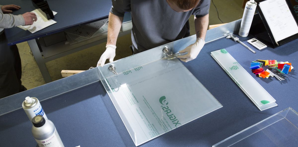 Acryldisplay mit Gravur