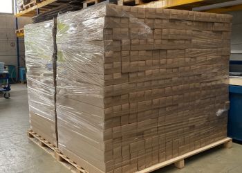 Plexiglas®-Regalschienen im Lager